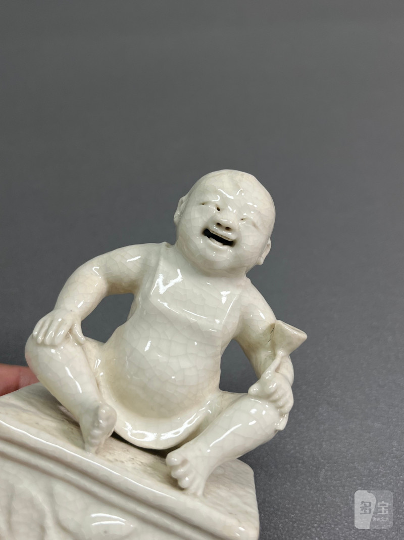 清乾隆 仿定白釉童子坐像 - 图7